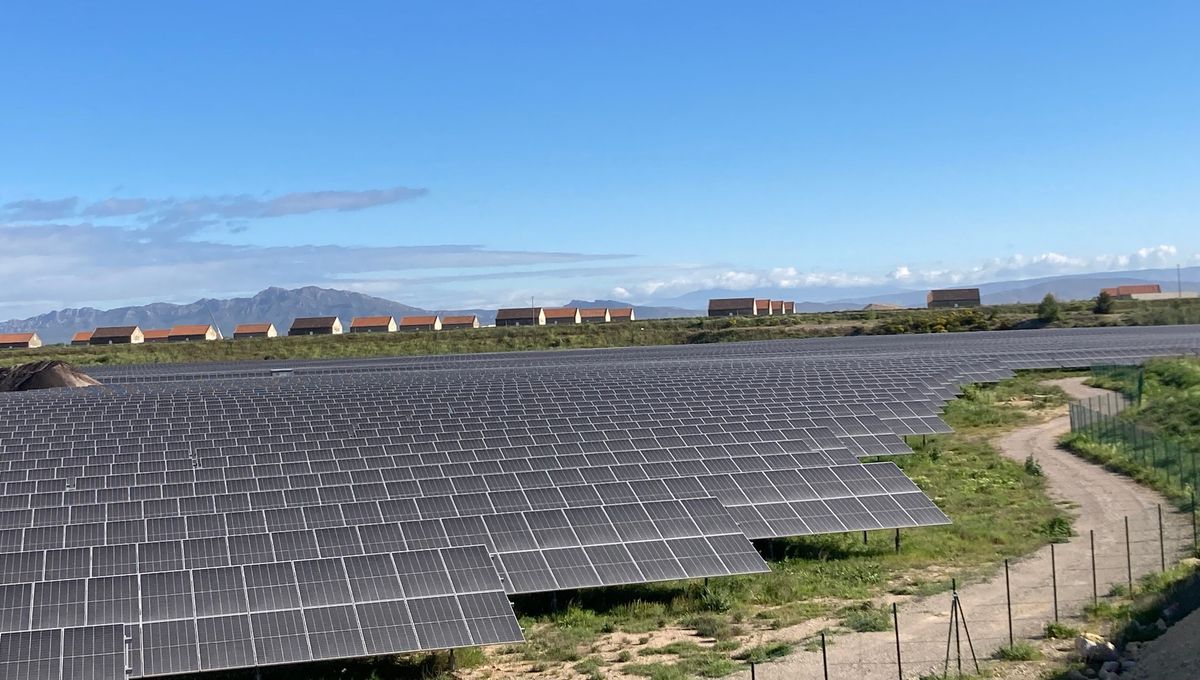 découvrez les avantages des centrales solaires, une solution énergétique renouvelable et durable, qui transforme la lumière du soleil en électricité propre, réduisant ainsi votre empreinte carbone et contribuant à la transition énergétique.