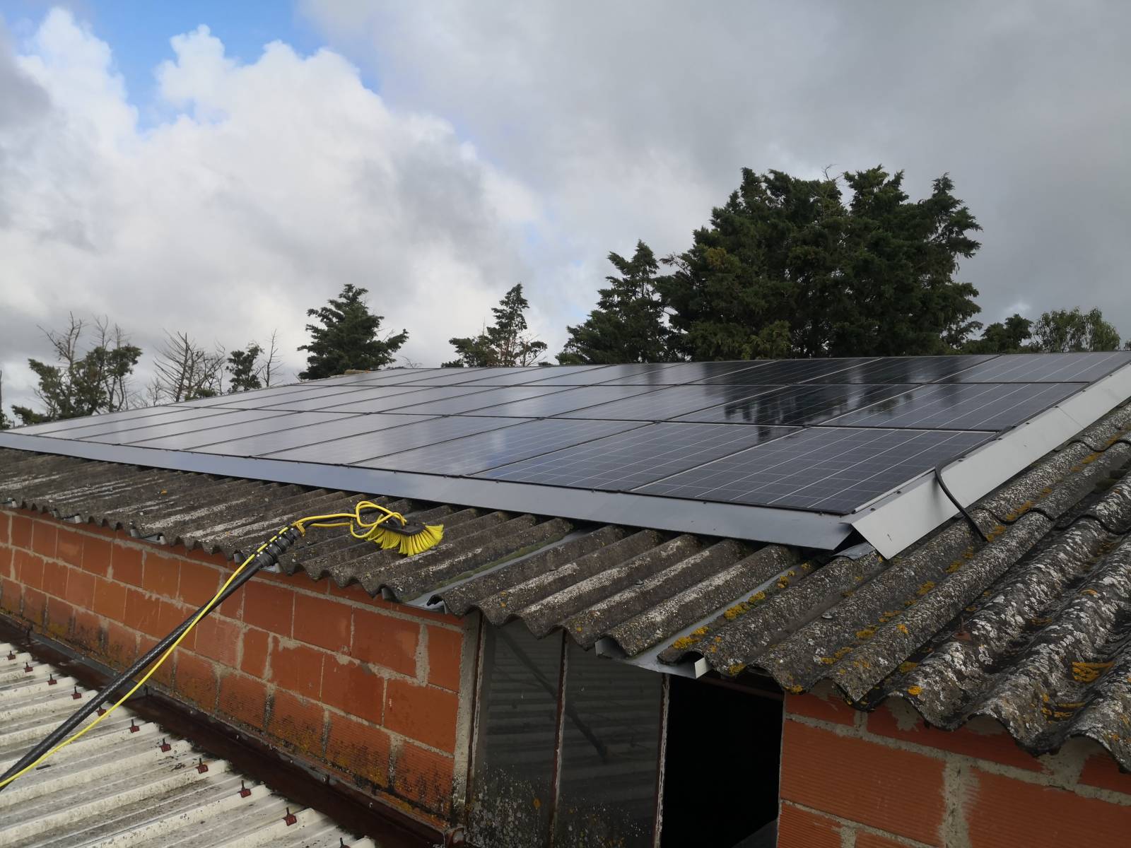 découvrez l'importance de l'entretien des panneaux solaires pour optimiser leur performance et prolonger leur durée de vie. apprenez les meilleures pratiques, conseils et astuces pour maintenir vos installations solaires en parfait état.
