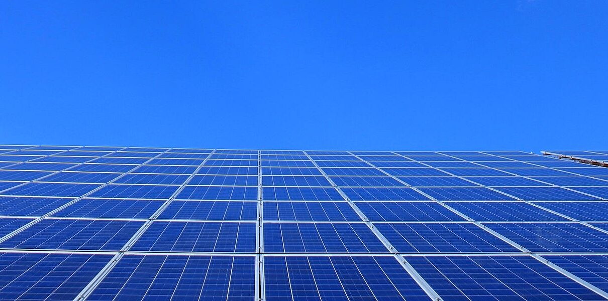 découvrez tout ce qu'il faut savoir sur le nombre de panneaux solaires nécessaires pour optimiser votre production d'énergie renouvelable. nos conseils vous guideront dans le choix de l'installation idéale pour votre maison ou votre entreprise.