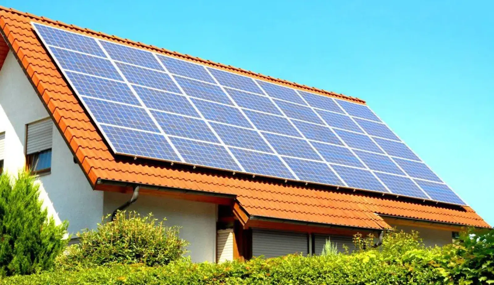 découvrez comment utiliser l'énergie solaire pour réduire vos factures d'électricité, minimiser votre empreinte carbone et profiter d'une source d'énergie renouvelable et durable au quotidien.