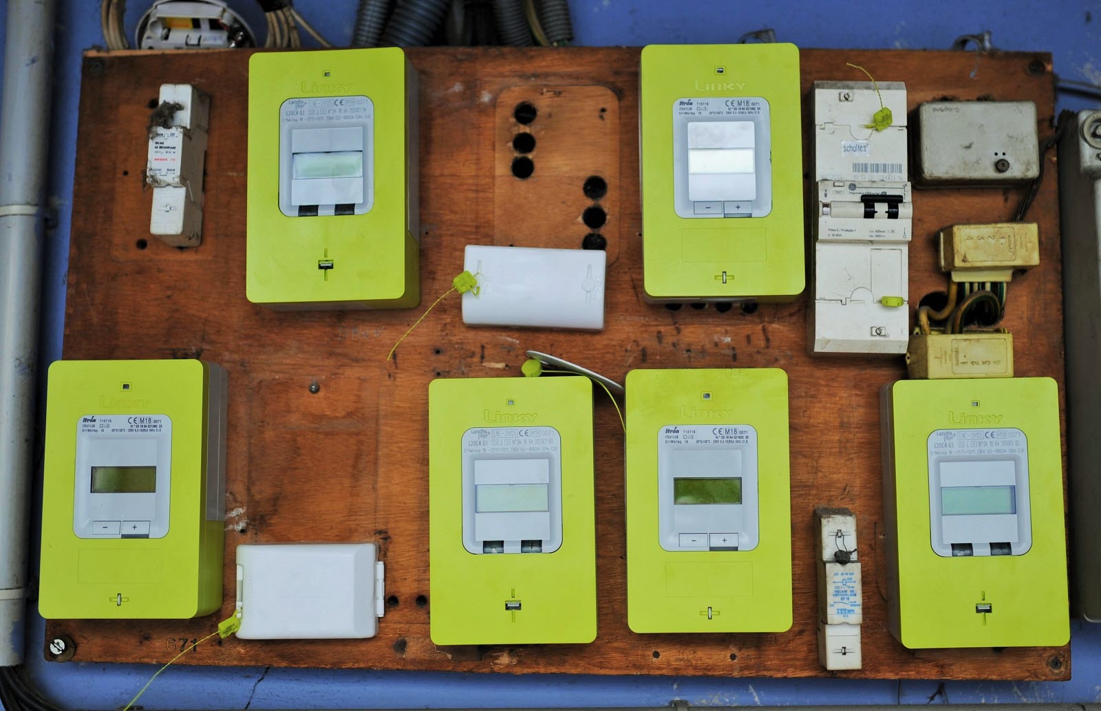 découvrez les coûts associés aux compteurs linky pour l'année 2025, ainsi que les arguments des opposants face à cette technologie. informez-vous sur les enjeux financiers et environnementaux liés à cette installation électrique.