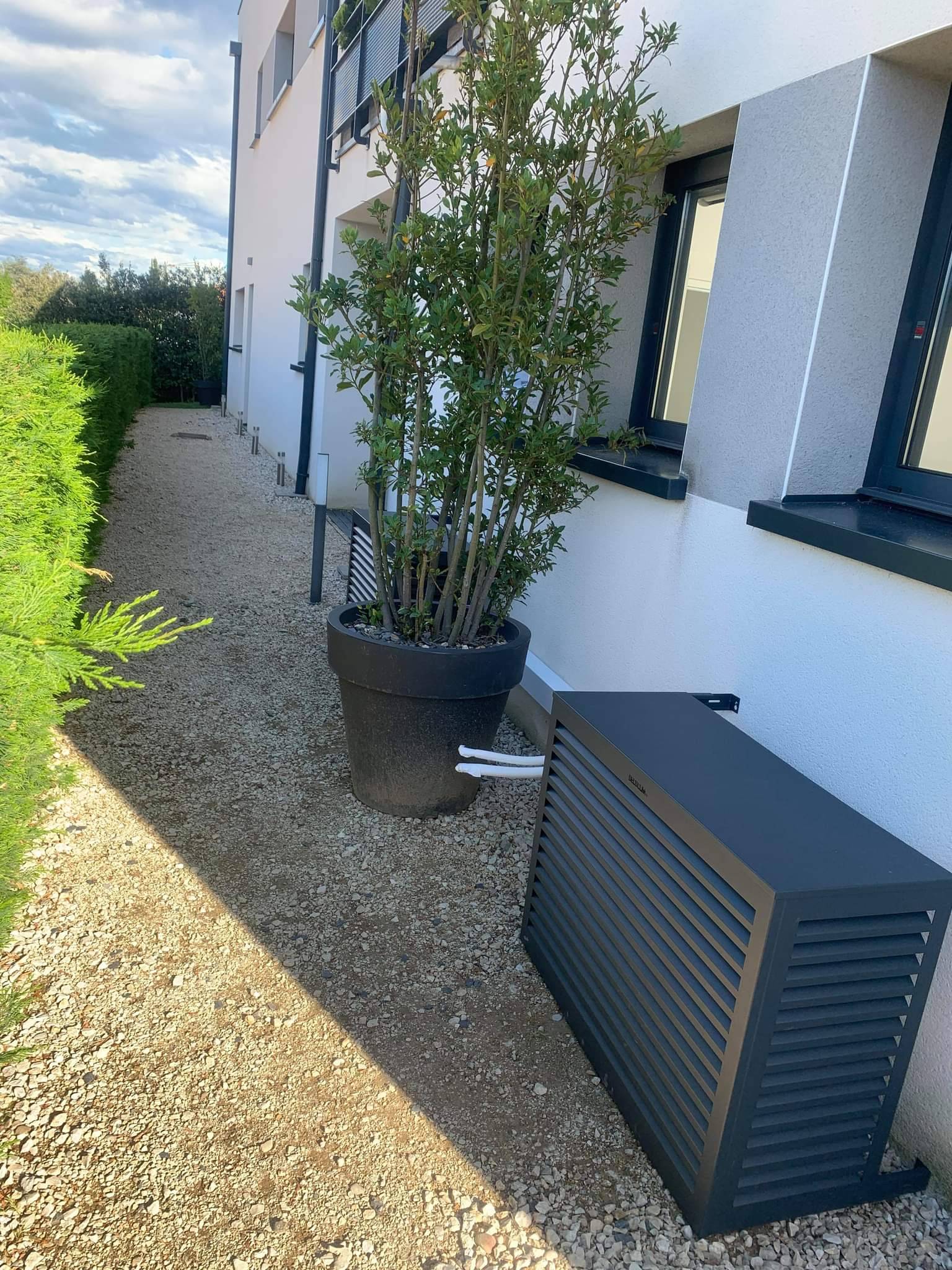 découvrez comment camoufler efficacement votre pompe à chaleur tout en préservant son efficacité. nos astuces et conseils pratiques vous aideront à intégrer votre système de chauffage dans votre espace extérieur ou intérieur, alliant esthétisme et performance.