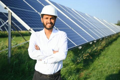 découvrez la fiche rome dédiée aux installateurs de panneaux photovoltaïques. cette ressource essentielle vous guide à travers les compétences, les missions et les débouchés de ce métier en pleine croissance, contribuant à la transition énergétique.