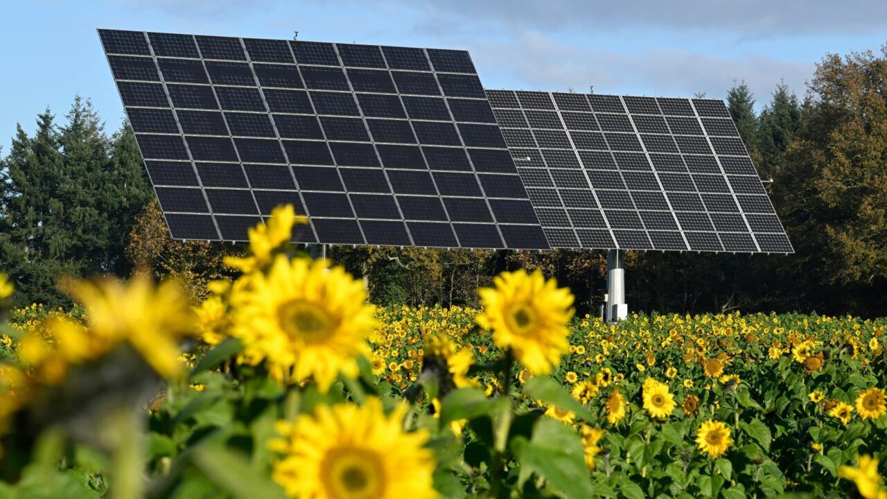 découvrez comment la transition énergétique se concrétise avec l'installation de 49 panneaux photovoltaïques, une solution durable et respectueuse de l'environnement pour produire une énergie renouvelable et réduire votre empreinte carbone.