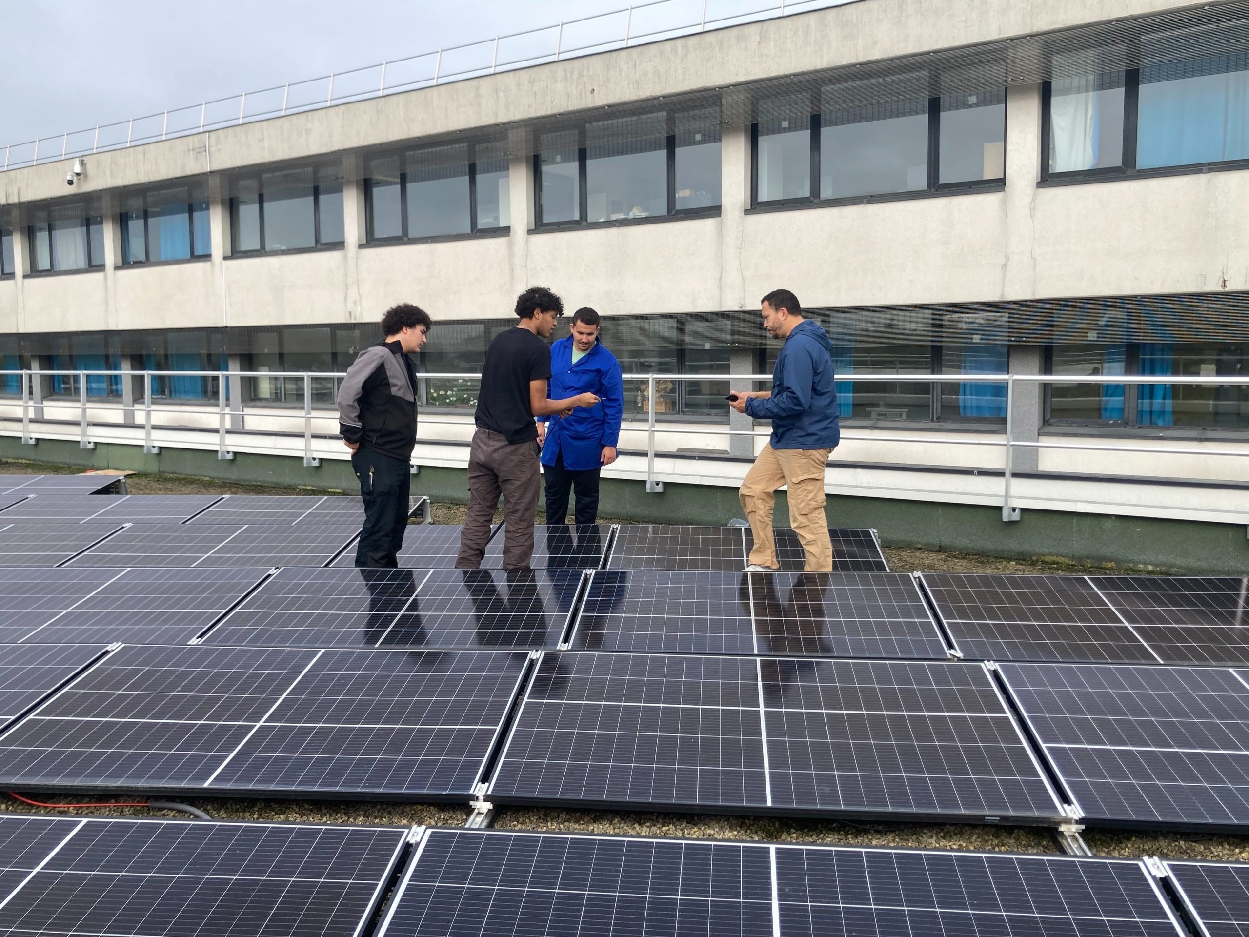 découvrez les solutions d'autonomie photovoltaïque en dordogne pour produire votre propre énergie renouvelable. profitez des avantages du solaire tout en préservant l'environnement et en réduisant vos factures d'électricité.