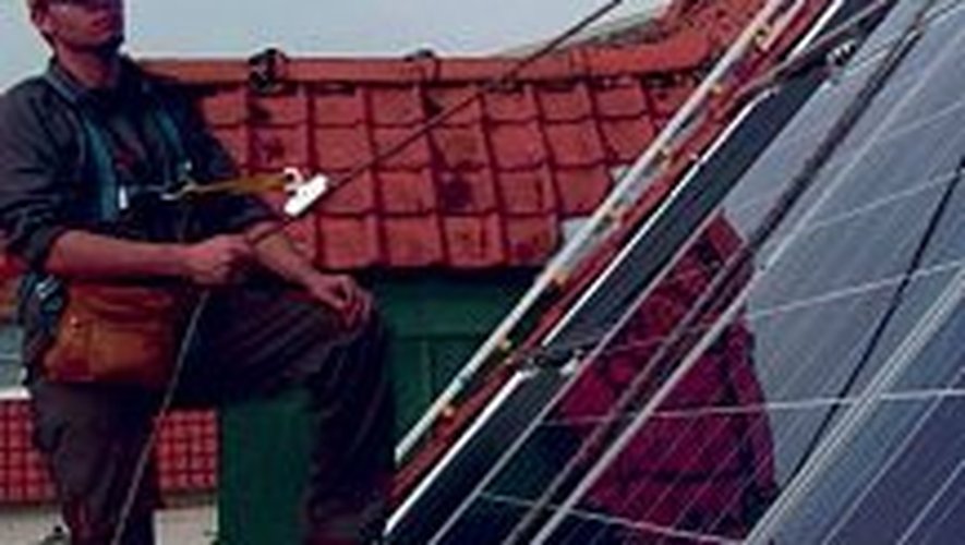 découvrez comment installer des panneaux photovoltaïques grâce à la formation professionnelle afpa. acquérez les compétences nécessaires pour maîtriser les techniques d'installation et contribuer à la transition énergétique tout en développant votre carrière.