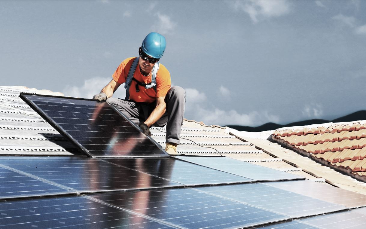 découvrez notre formation complète pour devenir installateur photovoltaïque. apprenez les compétences nécessaires pour concevoir, installer et entretenir des systèmes solaires, tout en contribuant à la transition énergétique. rejoignez-nous et lancez votre carrière dans un secteur en pleine expansion.