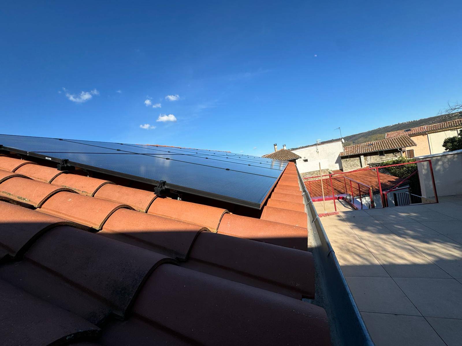 découvrez des professionnels qualifiés pour l'installation de panneaux photovoltaïques à saint-étienne. profitez d'une énergie renouvelable et réduisez vos factures d'électricité grâce à nos experts en solaire. contactez-nous pour un devis personnalisé et une transition énergétique réussie.