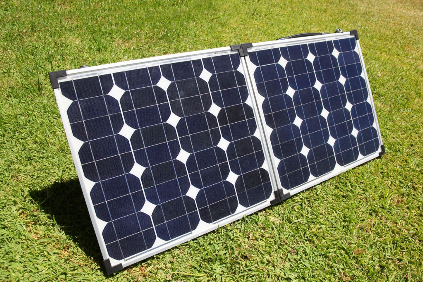 découvrez notre guide complet sur les kits solaires : tout ce que vous devez savoir pour choisir, installer et optimiser votre système solaire. idéal pour les particuliers souhaitant réduire leur empreinte écologique tout en économisant sur leurs factures d'énergie.