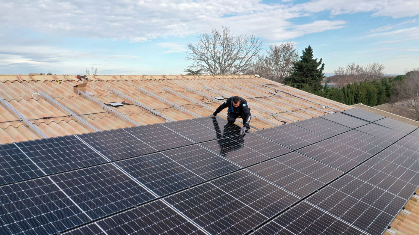 découvrez l'expertise d'un installateur photovoltaïque avec nos images illustratives. apprenez comment ces professionnels transforment l'énergie solaire en une solution durable pour votre maison, tout en garantissant un service de qualité.