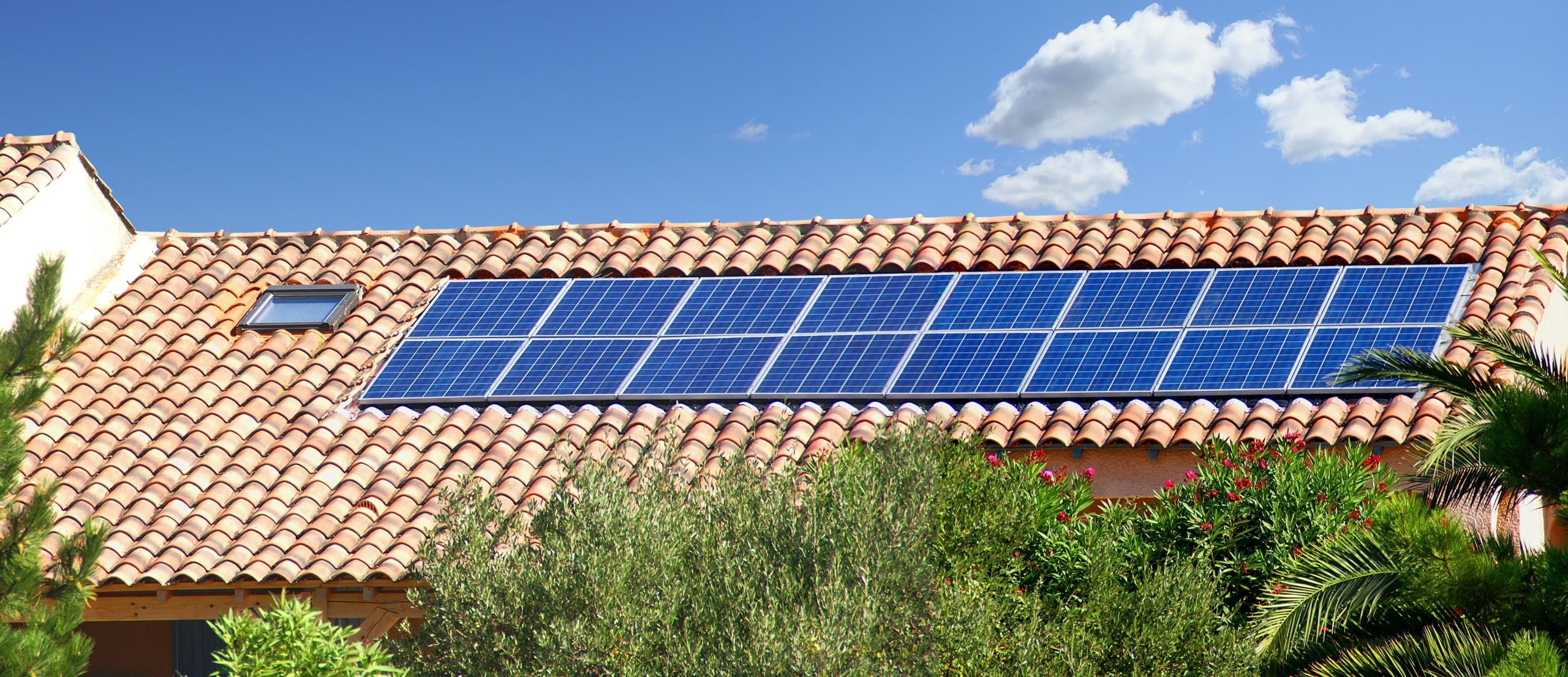 découvrez notre service d'installation de panneaux photovoltaïques pour rendre votre maison plus éco-responsable et réduire vos factures d'énergie. profitez d'une expertise professionnelle et d'une solution clé en main adaptée à vos besoins.