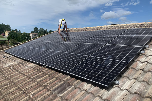 découvrez l'expertise de notre installateur photovoltaïque dans l'aube, spécialisé dans l'installation de panneaux solaires pour maximiser votre efficacité énergétique et réduire vos factures. optez pour une transition écologique avec des solutions adaptées à vos besoins.