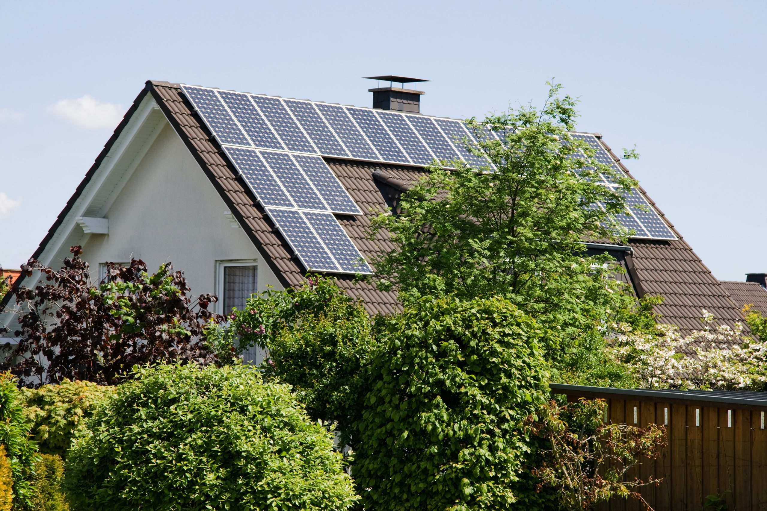 découvrez notre guide complet sur les panneaux photovoltaïques : fonctionnement, avantages, installation et conseils pour maximiser votre production d'énergie solaire et réduire vos factures.