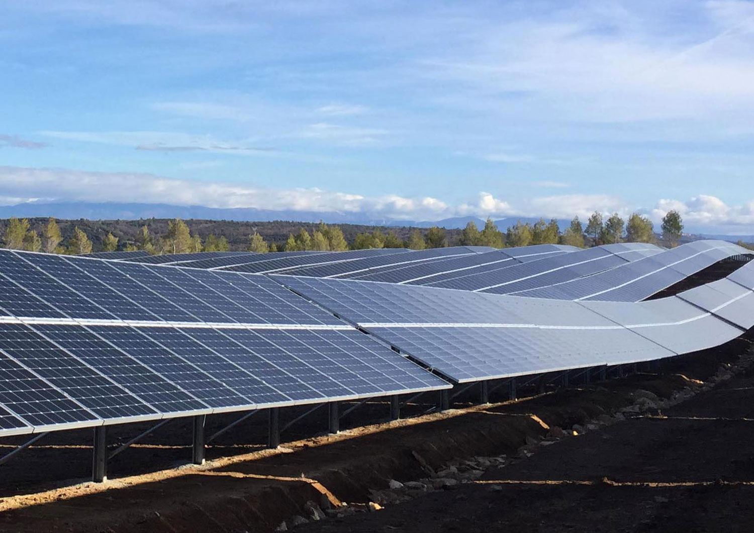 découvrez les centrales solaires photovoltaïques, une solution durable et écologique pour produire de l'énergie propre. apprenez comment ces installations convertissent la lumière du soleil en électricité, réduisant ainsi votre empreinte carbone et vos factures d'énergie.