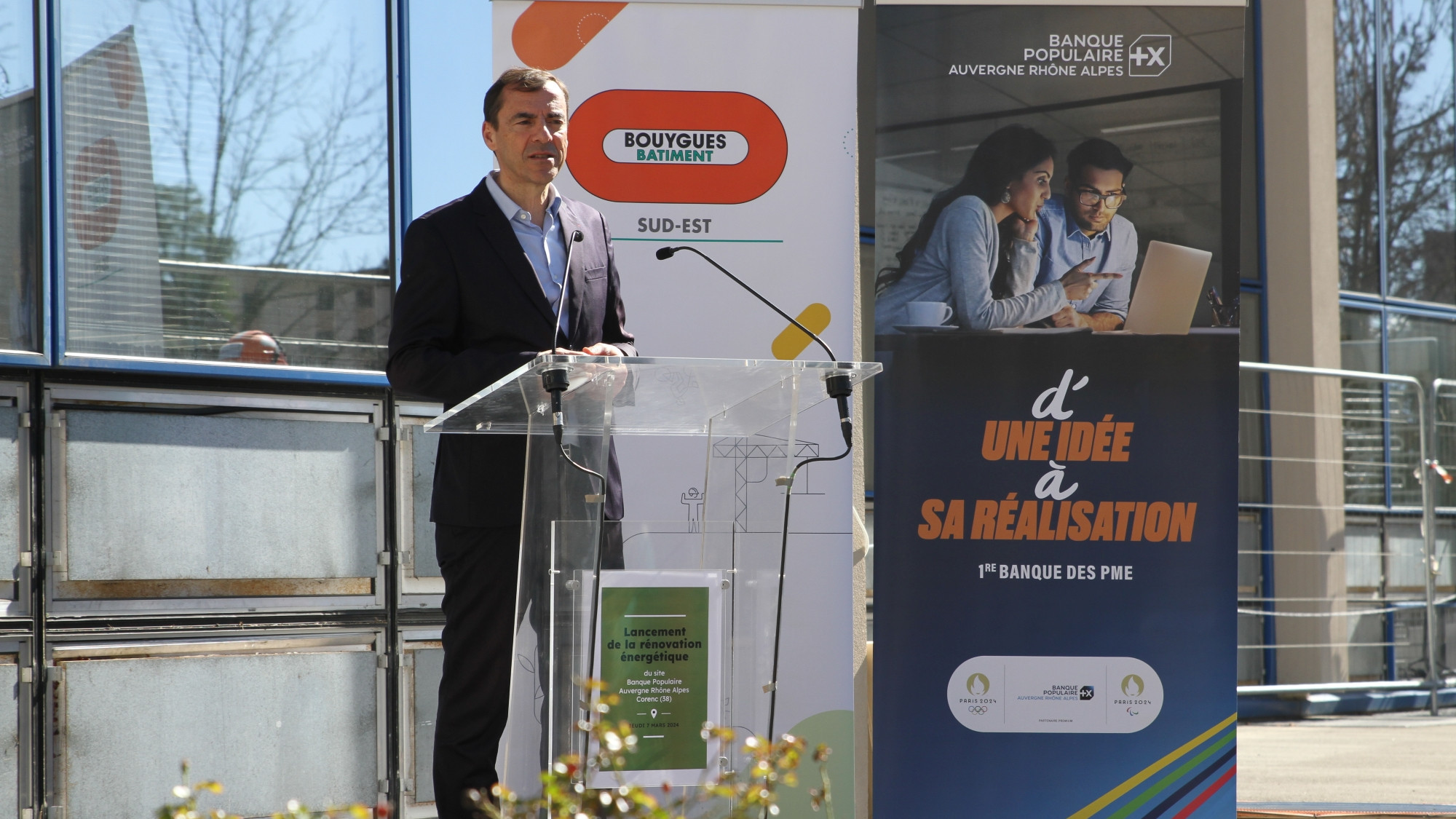 découvrez comment votre banque peut vous accompagner dans la rénovation énergétique de votre logement. profitez de conseils financiers et de solutions adaptées pour réaliser des travaux éco-responsables tout en bénéficiant d'aides et de subventions.