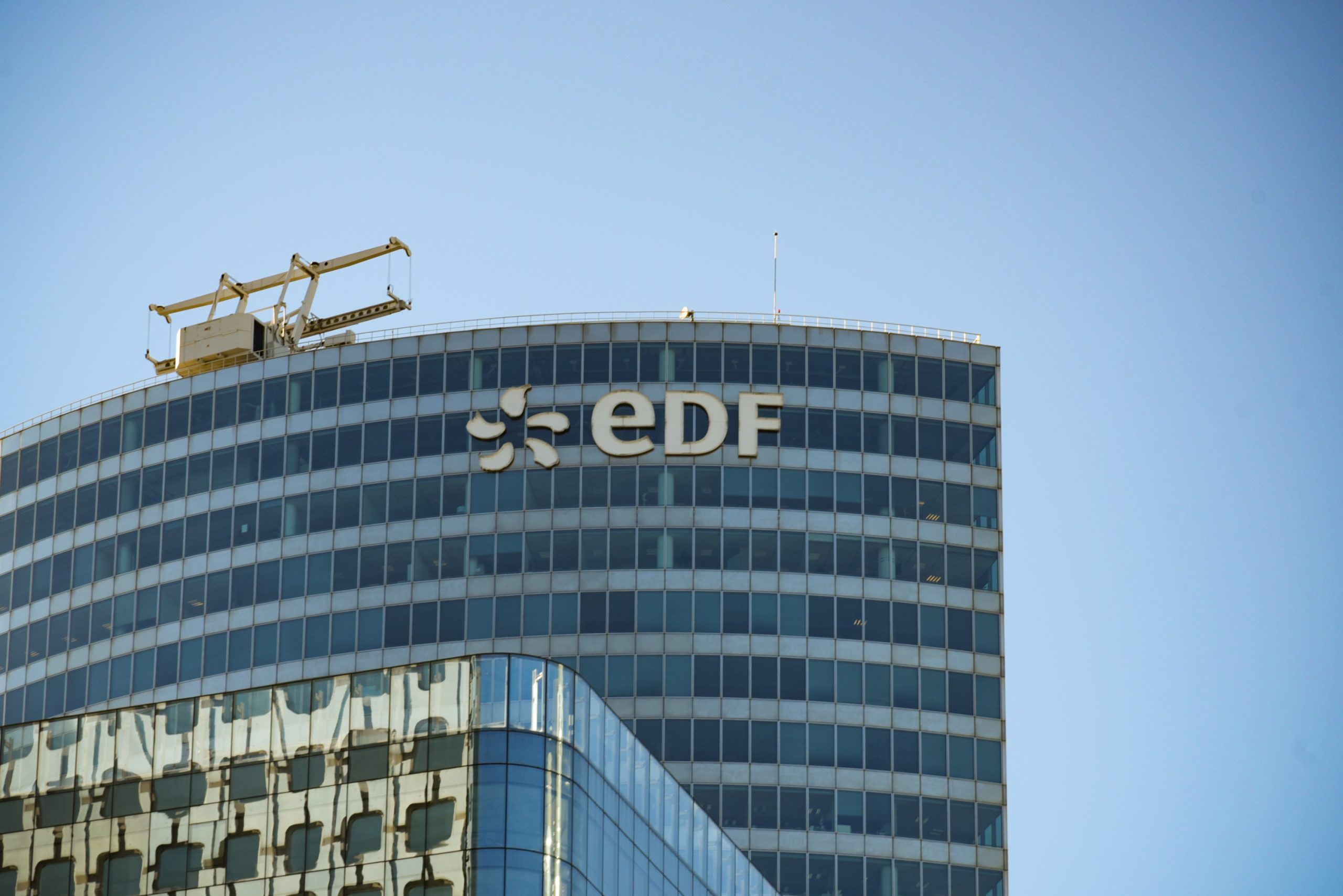 découvrez les enjeux et les implications de la renationalisation d'edf, une décision stratégique qui vise à renforcer le contrôle public sur l'énergie en france, garantir la transition énergétique et assurer des tarifs équitables pour les consommateurs.
