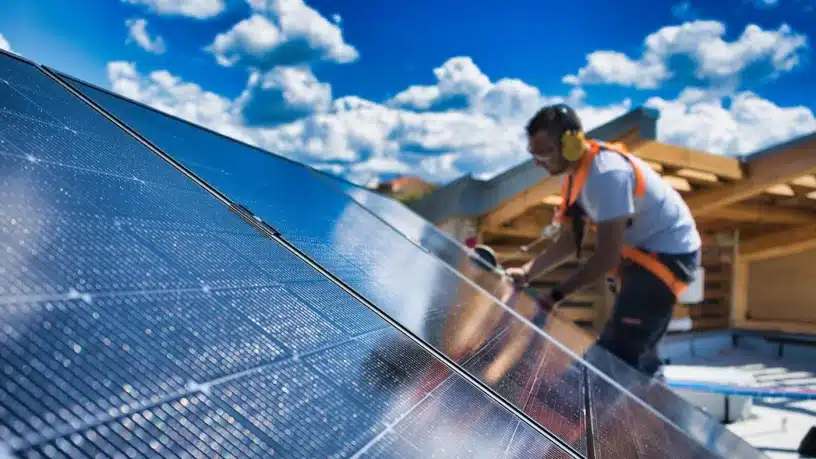 découvrez le coût de l'installation solaire et les différents facteurs qui influencent le prix. informez-vous sur les subventions disponibles et les économies réalisées grâce à l'énergie solaire.