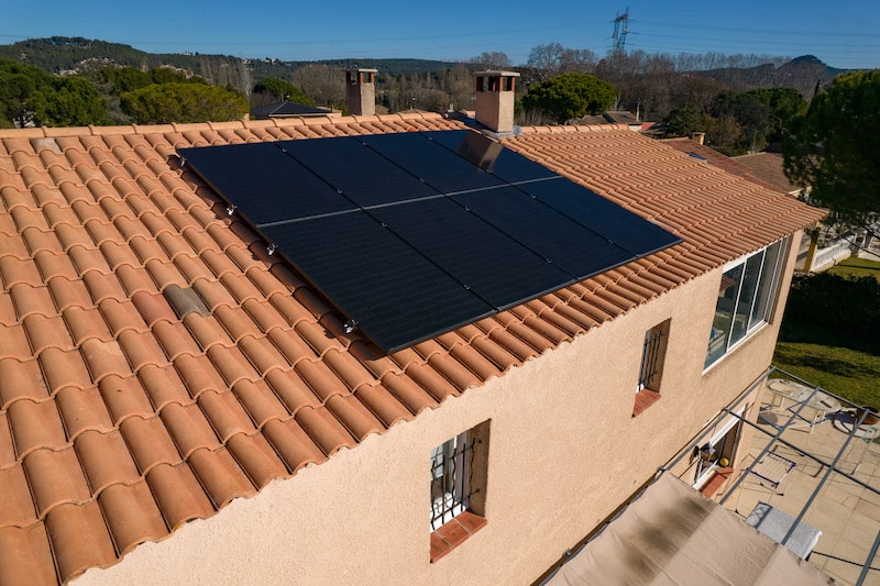 découvrez tout ce qu'il faut savoir sur le coût des panneaux solaires, incluant les prix d'achat, les aides financières disponibles et les économies d'énergie potentielles. informez-vous pour faire le meilleur choix pour votre installation solaire.