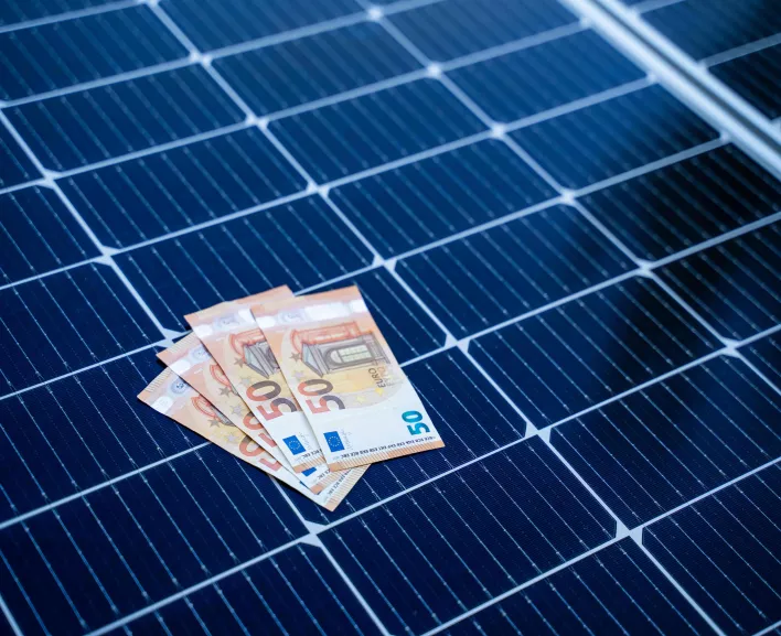 découvrez si les panneaux solaires sont un investissement rentable ou un coût supplémentaire. analysez les économies possibles, les aides financières et les avantages écologiques pour faire le bon choix.