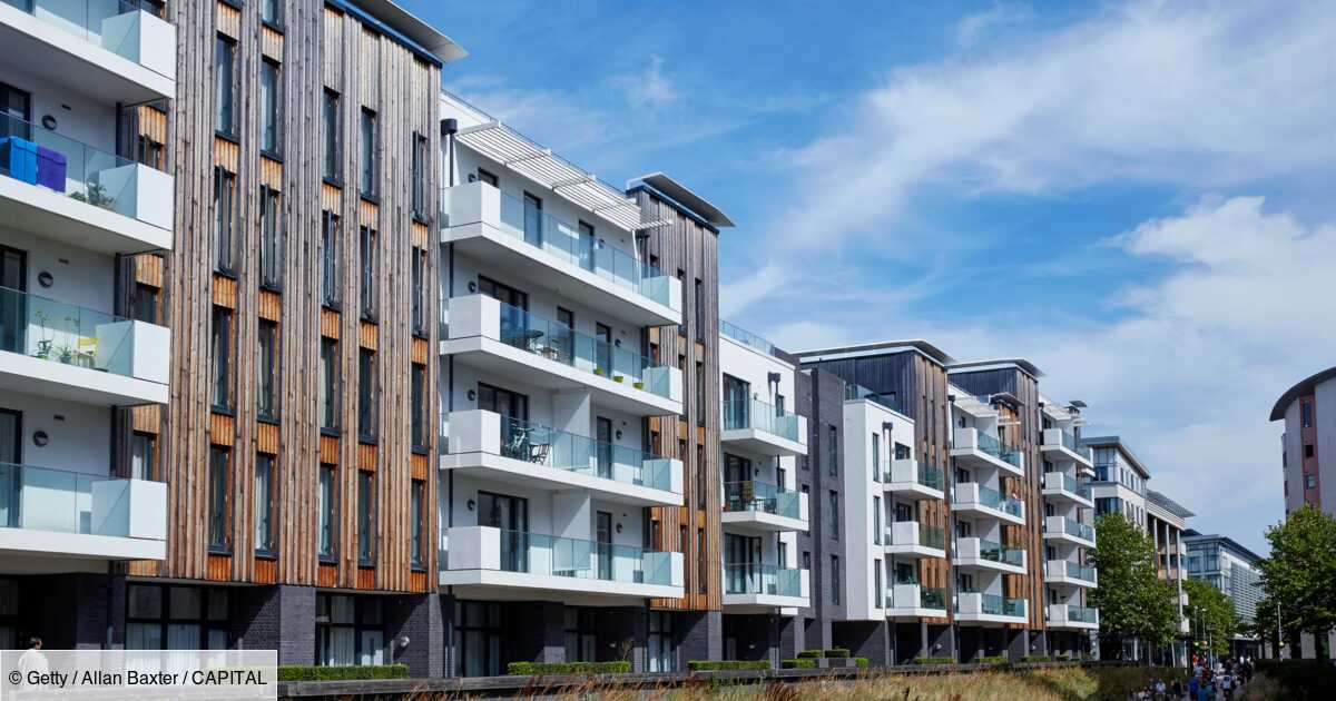 découvrez comment l'installation de panneaux photovoltaïques en copropriété permet de réduire les charges énergétiques, de valoriser votre bien et de contribuer à la transition énergétique tout en favorisant la coopération entre voisins.