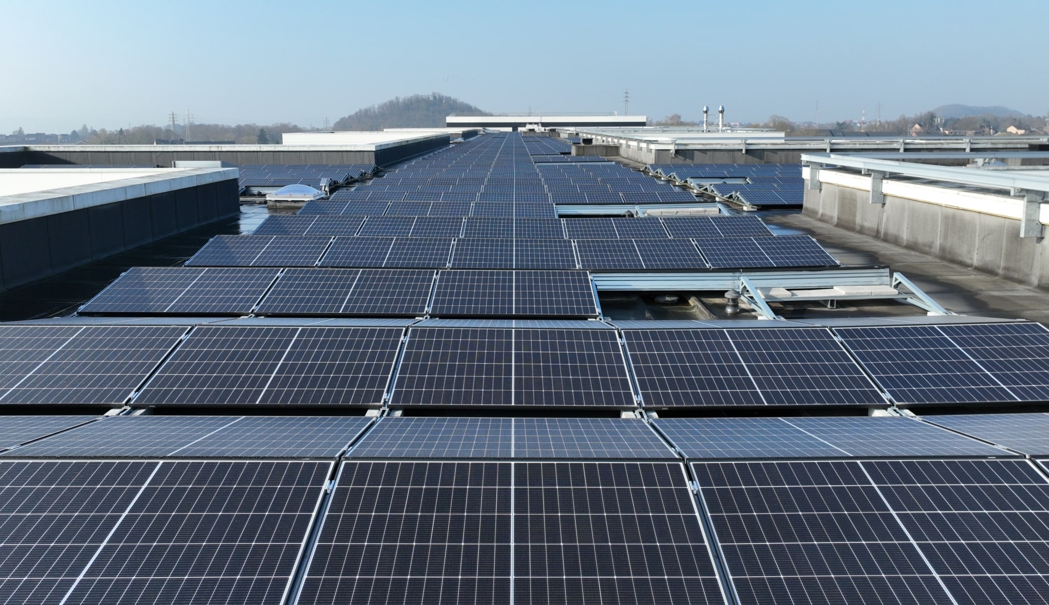 découvrez nos services professionnels d'installation de panneaux photovoltaïques à namur. bénéficiez d'une énergie renouvelable, réduisez vos factures d'électricité et contribuez à un avenir durable avec nos solutions personnalisées.