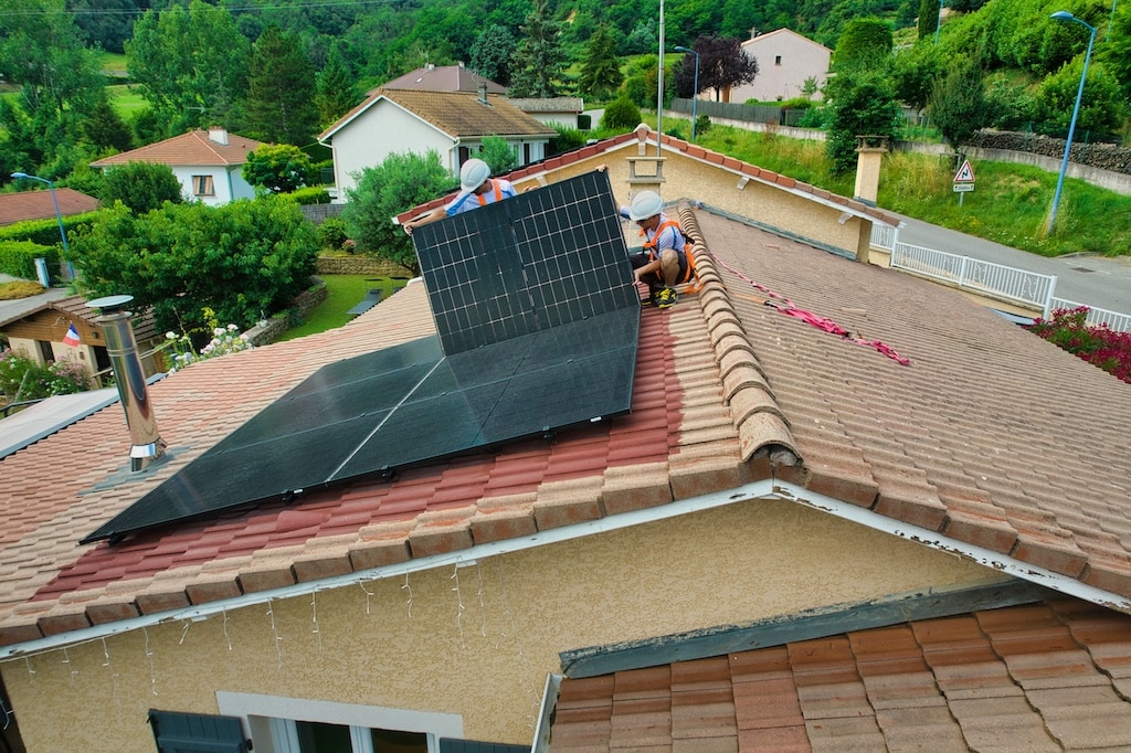 découvrez l'assurance décennale photovoltaïque : protégez votre installation solaire contre les risques de malfaçon. bénéficiez d'une couverture fiable pour garantir la performance et la durabilité de vos panneaux solaires.