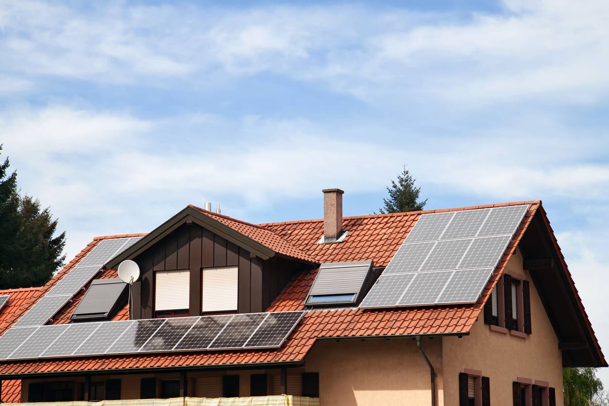 apprenez à installer des panneaux photovoltaïques vous-même grâce à notre guide complet. suivez nos conseils pratiques et économisez sur votre facture d'énergie tout en contribuant à un avenir plus durable.