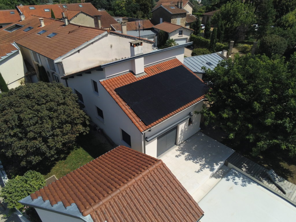 découvrez nos services d'installation de panneaux photovoltaïques à craponne. profitez d'une énergie renouvelable et réduisez vos factures d'électricité grâce à nos solutions sur mesure adaptées à vos besoins.