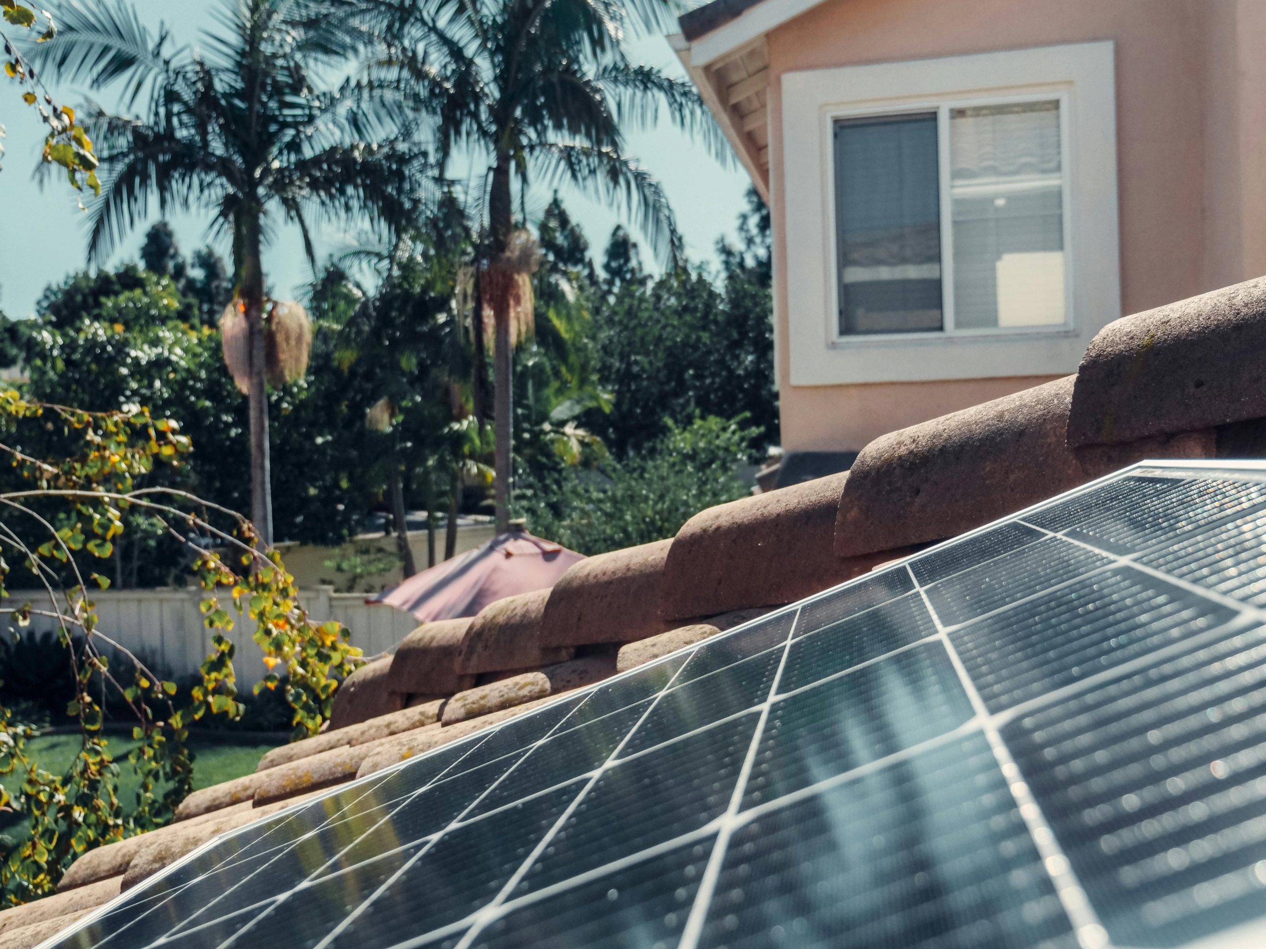 découvrez nos services d'installation de panneaux photovoltaïques à pornic. profitez d'une énergie renouvelable et durable tout en réduisant vos factures d'électricité. faites confiance à nos experts pour une installation de qualité, adaptée à vos besoins.