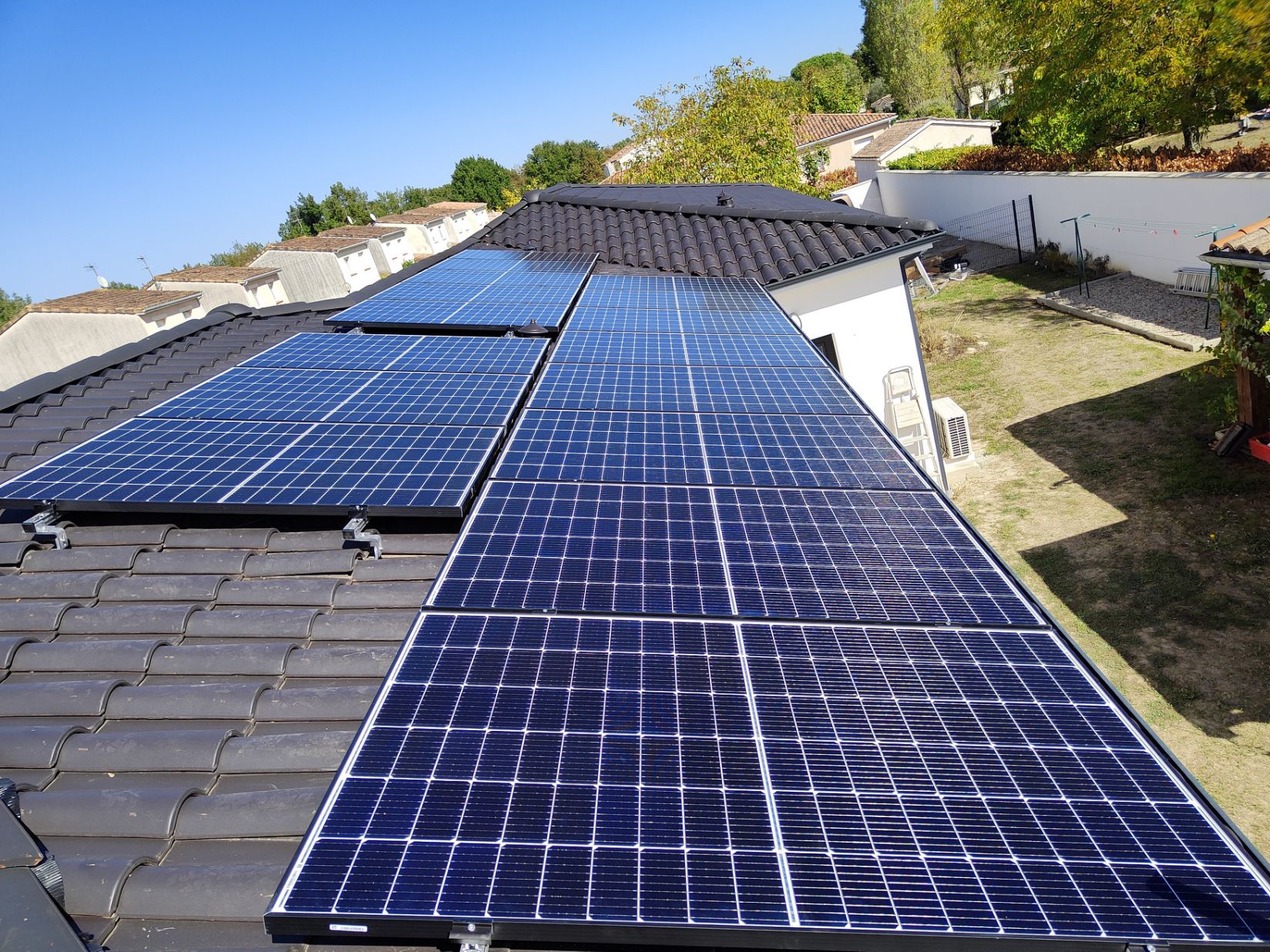 découvrez notre service d'installation de panneaux photovoltaïques en haute-garonne. profitez d'une énergie durable et réduisez vos factures d'électricité grâce à nos experts qualifiés. nous vous accompagnons à chaque étape de votre projet pour une transition énergétique réussie.