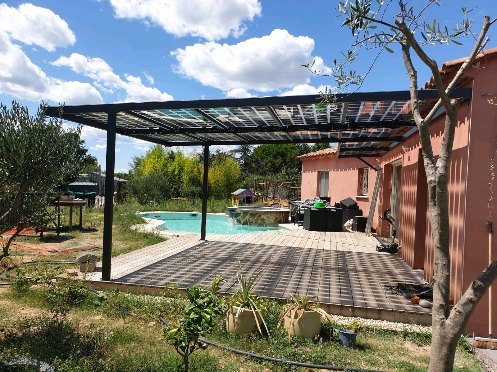 découvrez nos services d'installation de pergolas photovoltaïques sur mesure, alliant esthétisme et efficacité énergétique. transformez votre espace extérieur tout en produisant de l'électricité verte et en réduisant vos factures d'énergie.