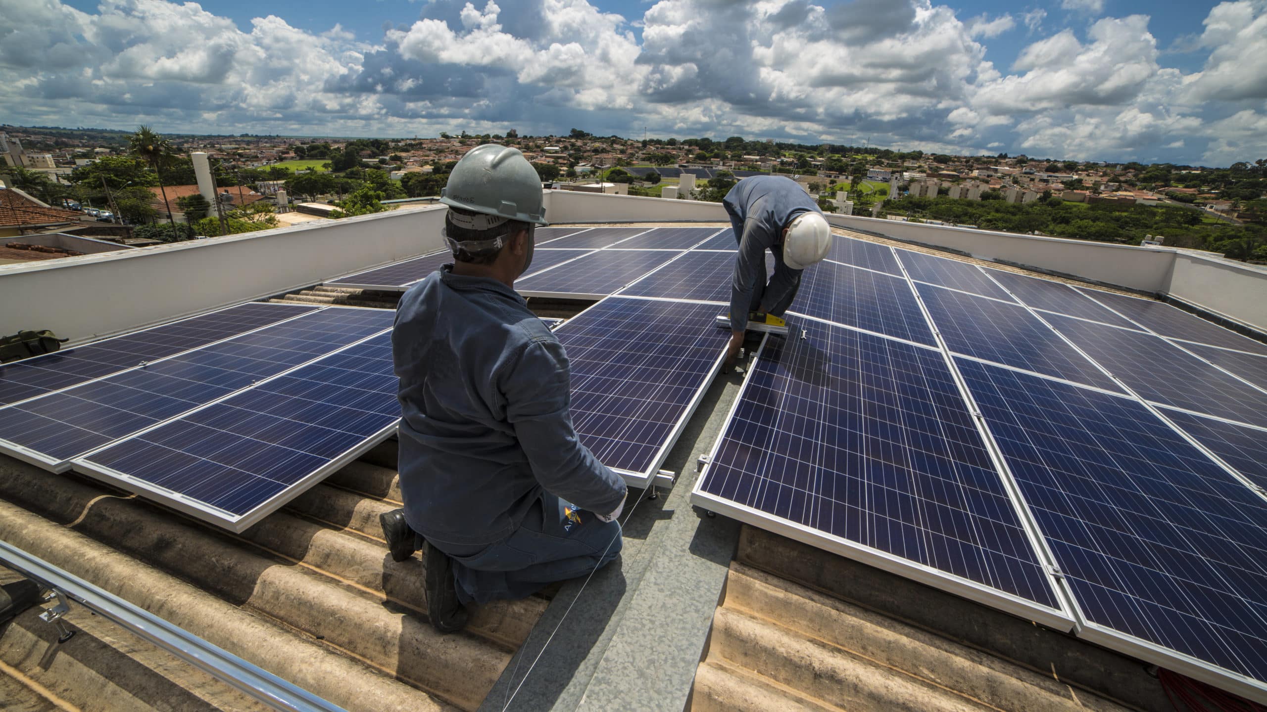 découvrez les avantages des panneaux solaires pour optimiser votre consommation d'énergie, réduire vos factures et contribuer à la protection de l'environnement. explorez nos solutions adaptées à votre habitation.