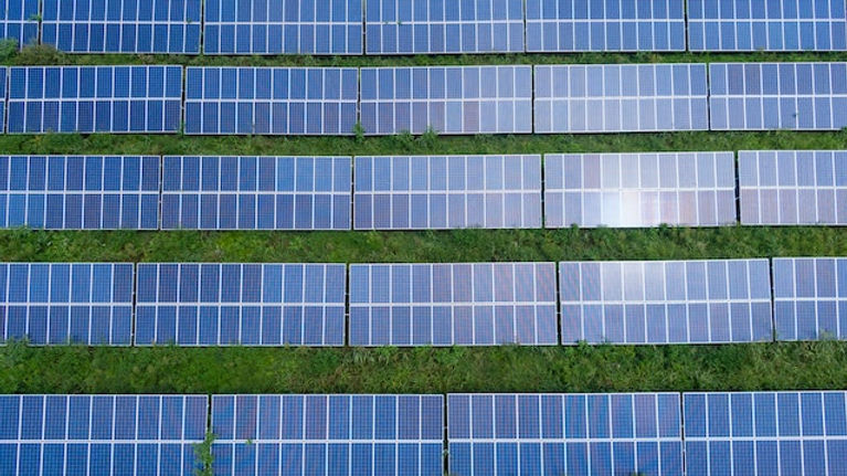 découvrez les avantages et inconvénients du photovoltaïque : une source d'énergie renouvelable qui offre des bénéfices tels que l'économies d'énergie et la réduction des émissions de co2, mais aussi des défis comme les coûts initiaux et l'intermittence. informez-vous sur cette technologie pour faire un choix éclairé.