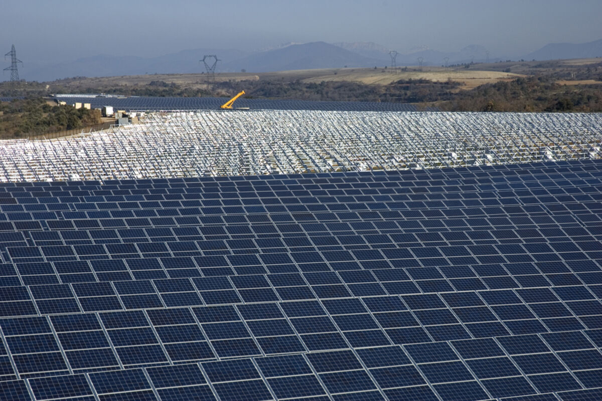 découvrez les premiers systèmes de champs solaires, une innovation révolutionnaire dans le domaine des énergies renouvelables. apprenez comment ces installations exploitent l'énergie du soleil pour produire de l'électricité de manière efficace et durable.