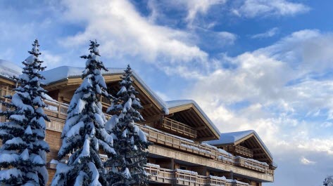 découvrez nos chalets de ski, des refuges chaleureux au cœur des montagnes, tout en étant conscients de l'impact environnemental. nos passoires thermiques sont à rénover pour allier confort, écologie et plaisir hivernal.