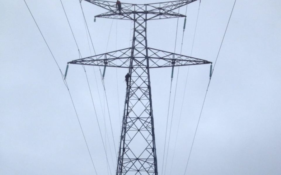 découvrez comment l'abandon de la surtaxe sur l'électricité peut impacter vos factures. informez-vous sur les enjeux économiques et les perspectives d'évolution du marché de l'énergie en france.