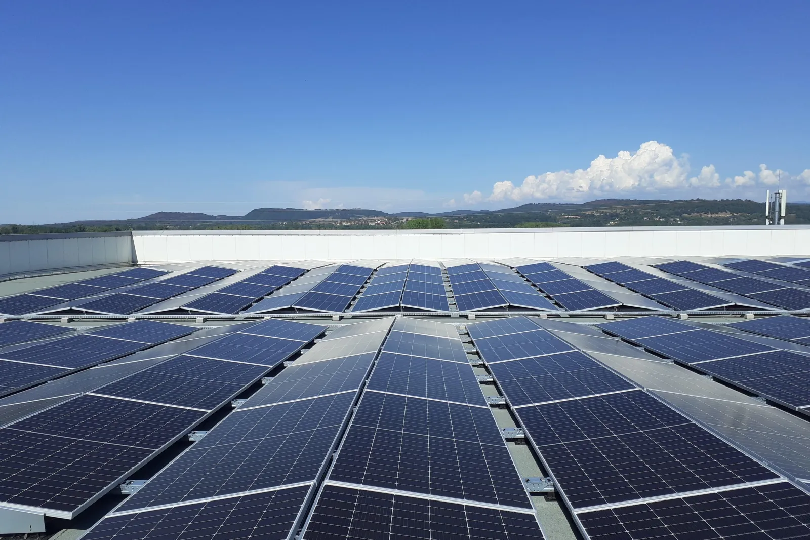 découvrez le monde du photovoltaïque : des solutions énergétiques durables qui transforment la lumière du soleil en électricité. informez-vous sur les avantages, les technologies et les installations photovoltaïques, et engagez-vous vers une énergie renouvelable pour un avenir plus vert.
