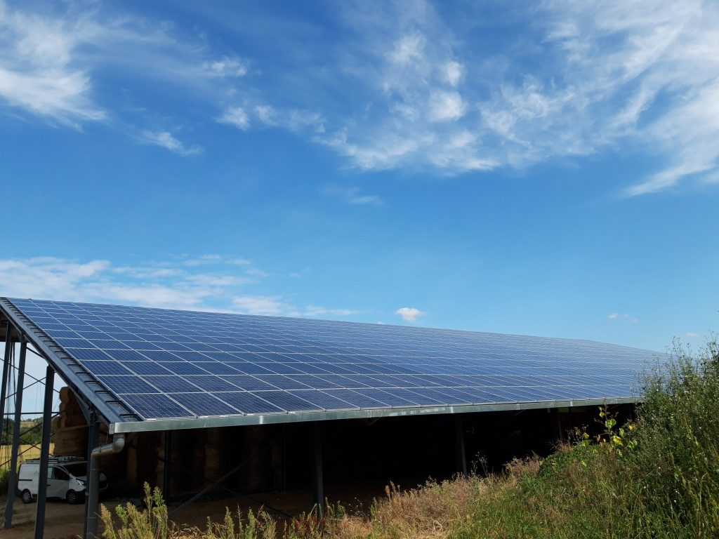 découvrez les différentes aides et subventions disponibles pour l'installation de panneaux photovoltaïques en france. maximisez votre investissement et contribuez à une énergie durable grâce à des solutions financières adaptées.