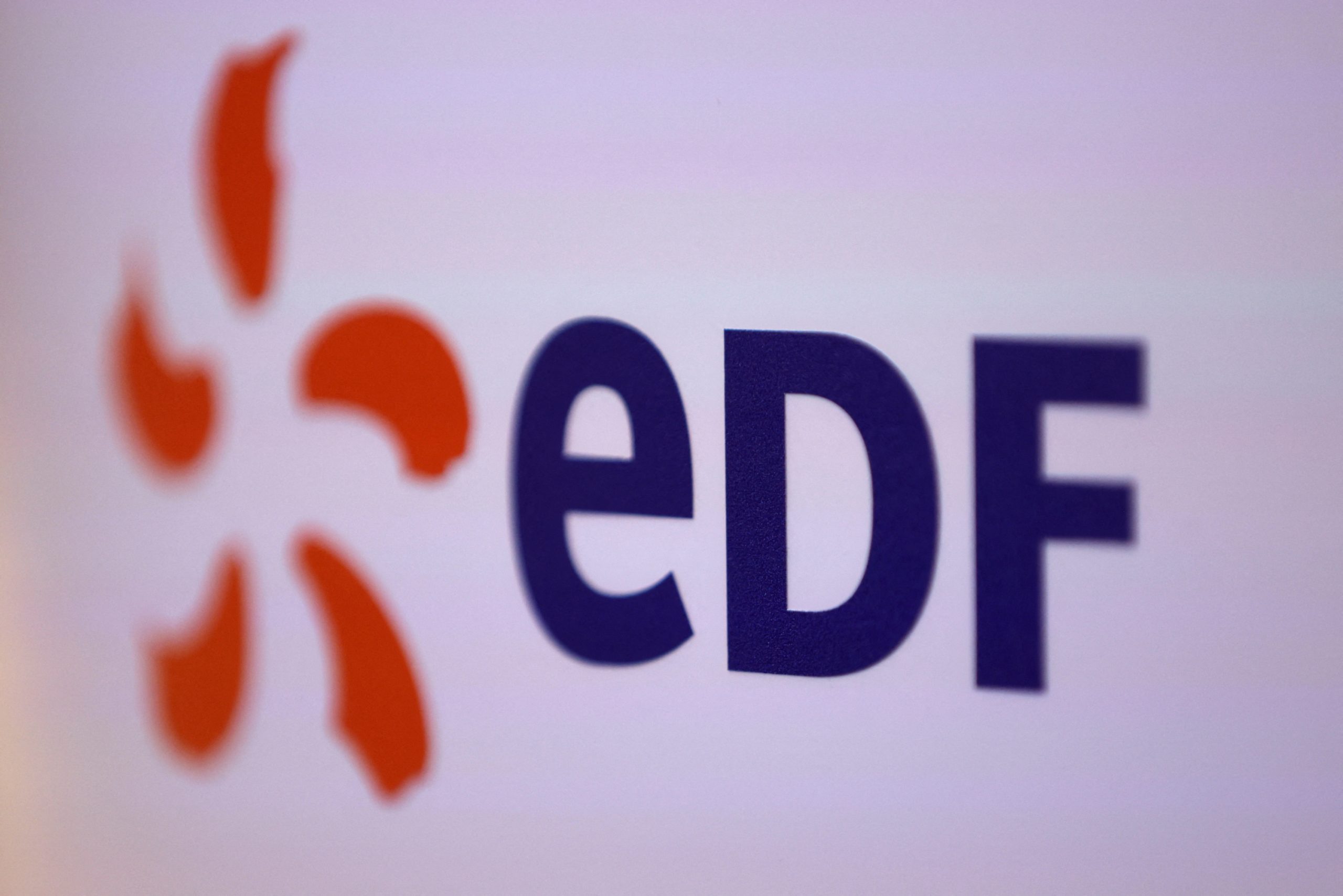 découvrez les raisons derrière l'amende record de 300 millions d'euros infligée à edf. cette analyse approfondie explore les enjeux réglementaires et les impacts sur l'entreprise et ses clients.