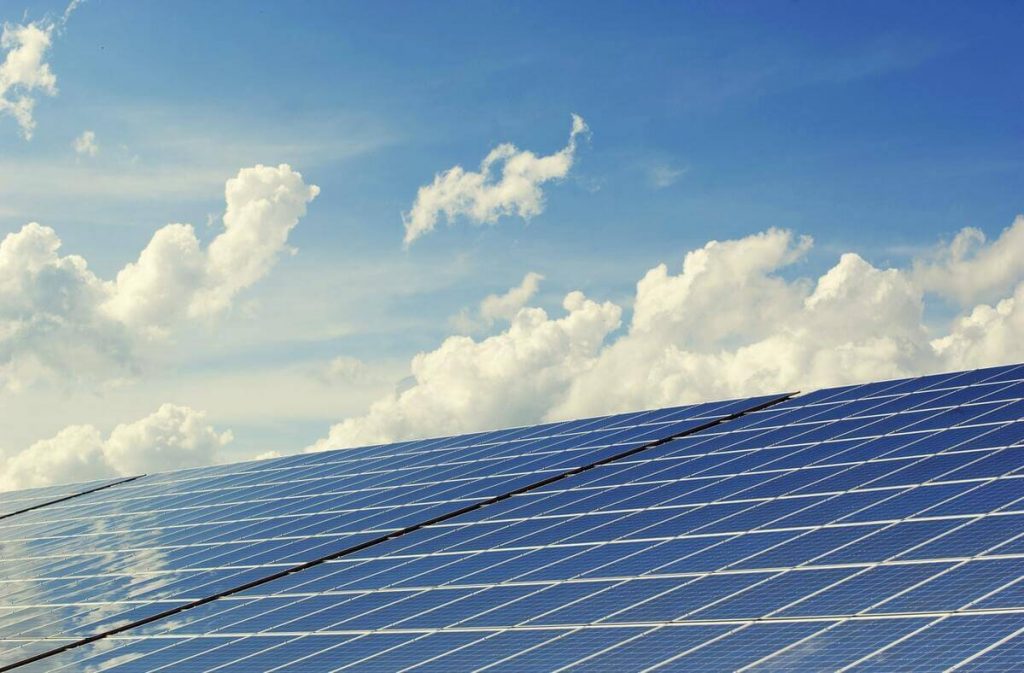 découvrez l'assurance décennale photovoltaïque, une protection essentielle pour les professionnels du secteur solaire. garantissez la solidité de vos installations et la tranquillité d'esprit de vos clients grâce à cette couverture spécifique qui protège contre les défauts de construction pendant dix ans.