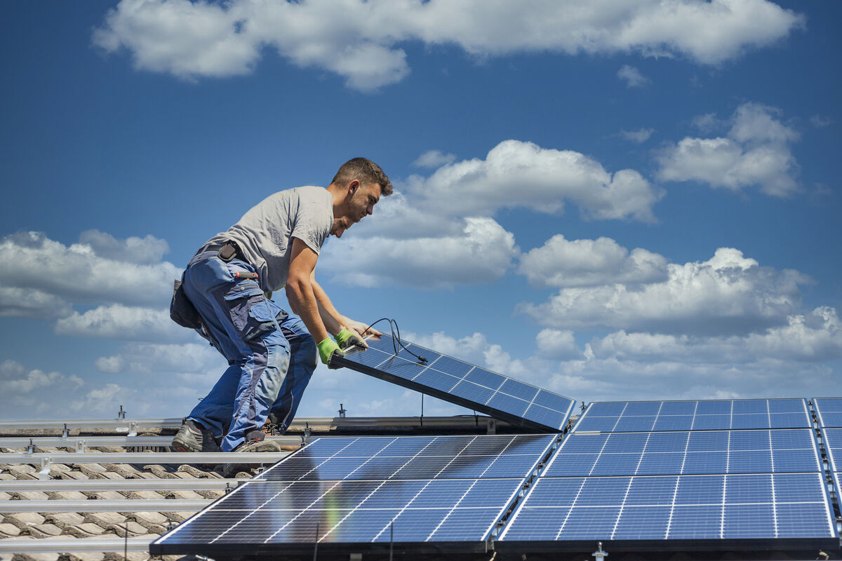 découvrez l'assurance décennale pour les installations photovoltaïques, protégeant votre investissement et garantissant la pérennité de vos panneaux solaires. assurez-vous d'une couverture adaptée pour toute intervention sur vos systèmes d'énergie renouvelable.