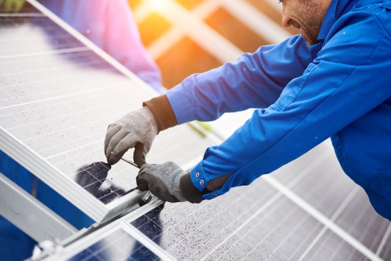 découvrez notre assurance spécialement conçue pour les installateurs photovoltaïques. protégez votre activité avec des garanties adaptées aux risques professionnels et bénéficiez d'un accompagnement expert pour sécuriser vos chantiers.