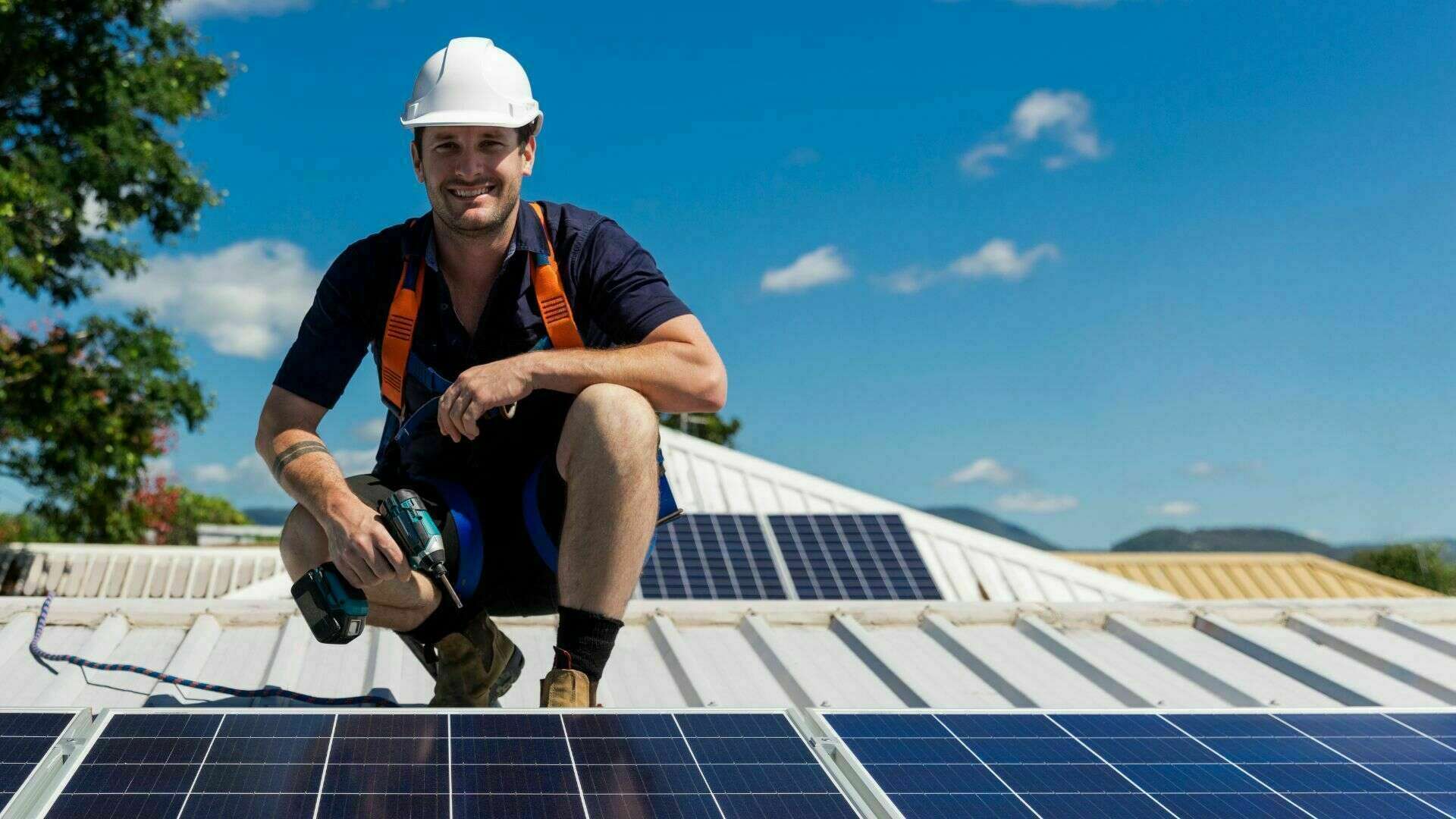 obtenez votre attestation pour installateurs photovoltaïques et démarrez votre activité dans le secteur des énergies renouvelables. découvrez les exigences, les étapes à suivre et les avantages de cette qualification professionnelle.
