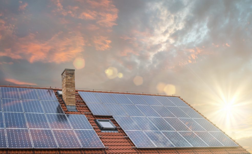 découvrez les avantages de l'autoconsommation solaire pour réduire vos factures d'énergie et contribuer à la transition énergétique. apprenez comment installer des panneaux photovoltaïques chez vous et optimiser votre consommation d'électricité grâce à une énergie propre et renouvelable.
