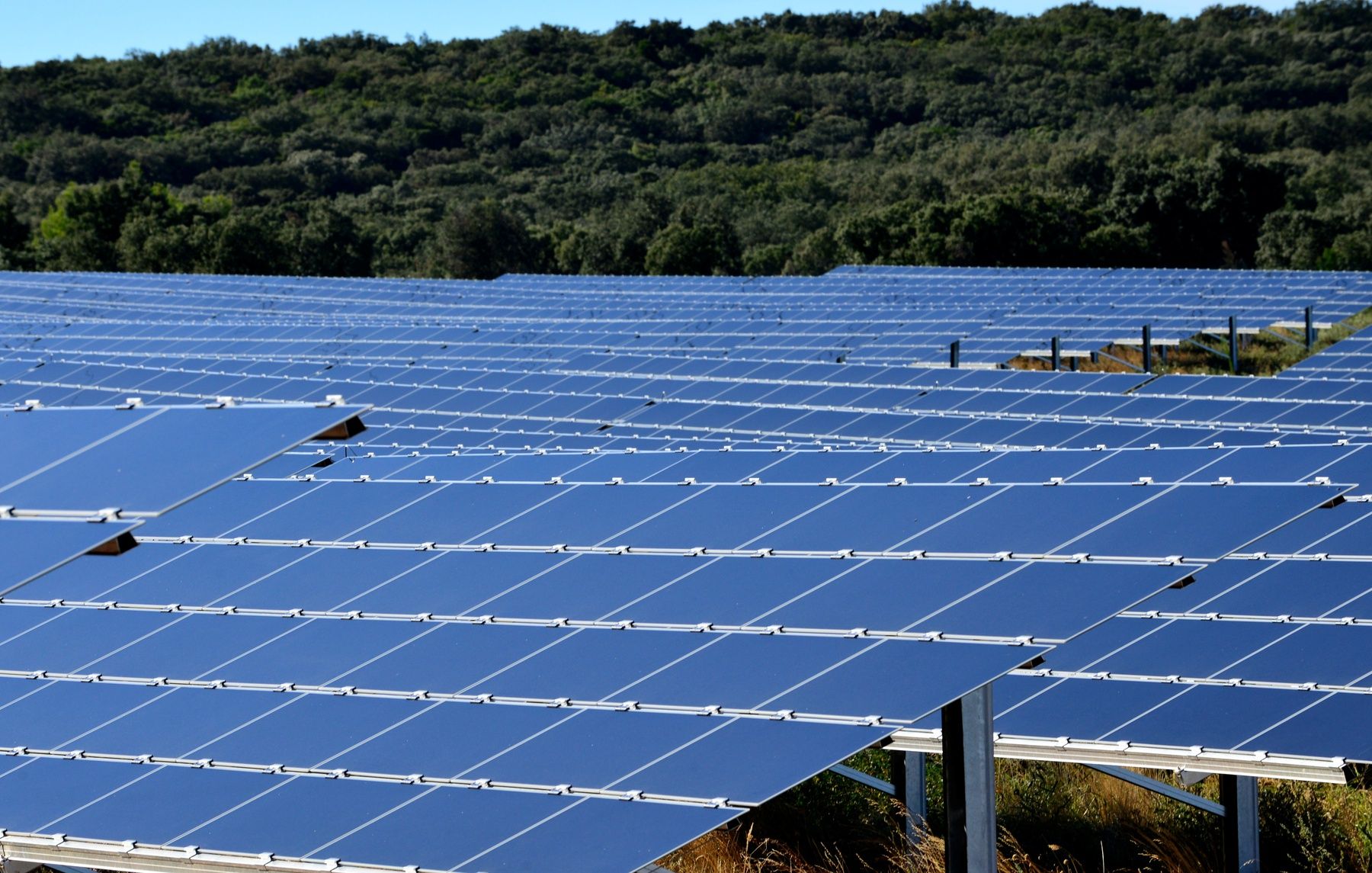 découvrez les nombreux avantages d'engager un installateur photovoltaïque dans les bouches-du-rhône. profitez de réductions sur vos factures d'électricité, d'un accompagnement professionnel de qualité, et de solutions écoresponsables adaptées à votre projet. faites le choix d'une énergie renouvelable et durable pour votre habitat.