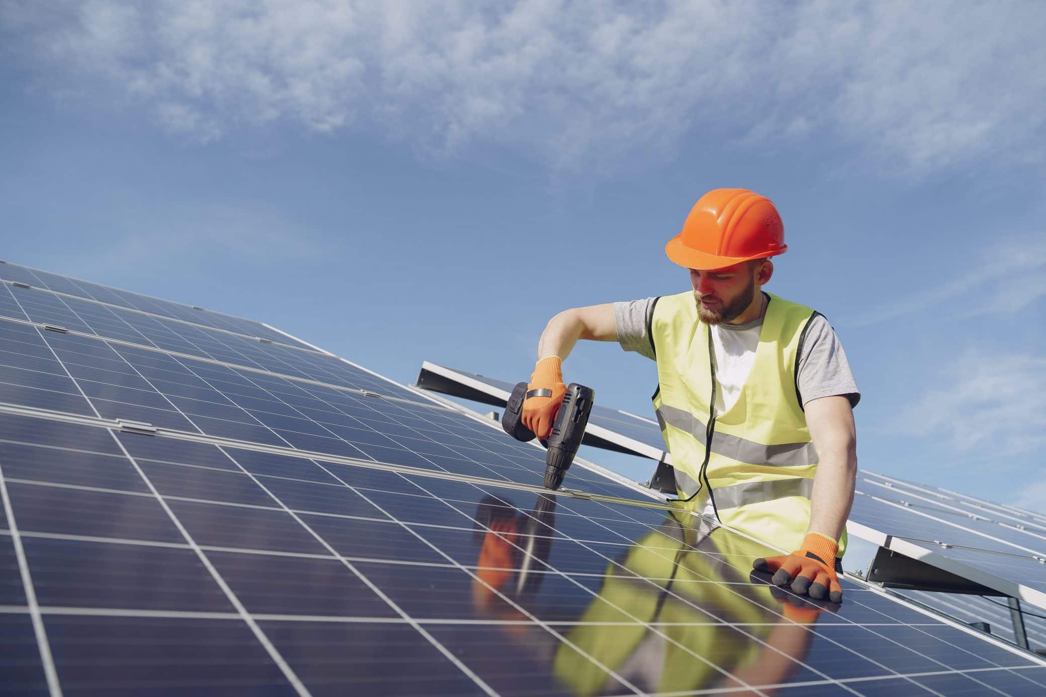 découvrez les nombreux avantages d'avoir un installateur solaire pour votre système photovoltaïque : expertise technique, économies d'énergie, respect des normes, et soutien pour des installations durables et performantes.