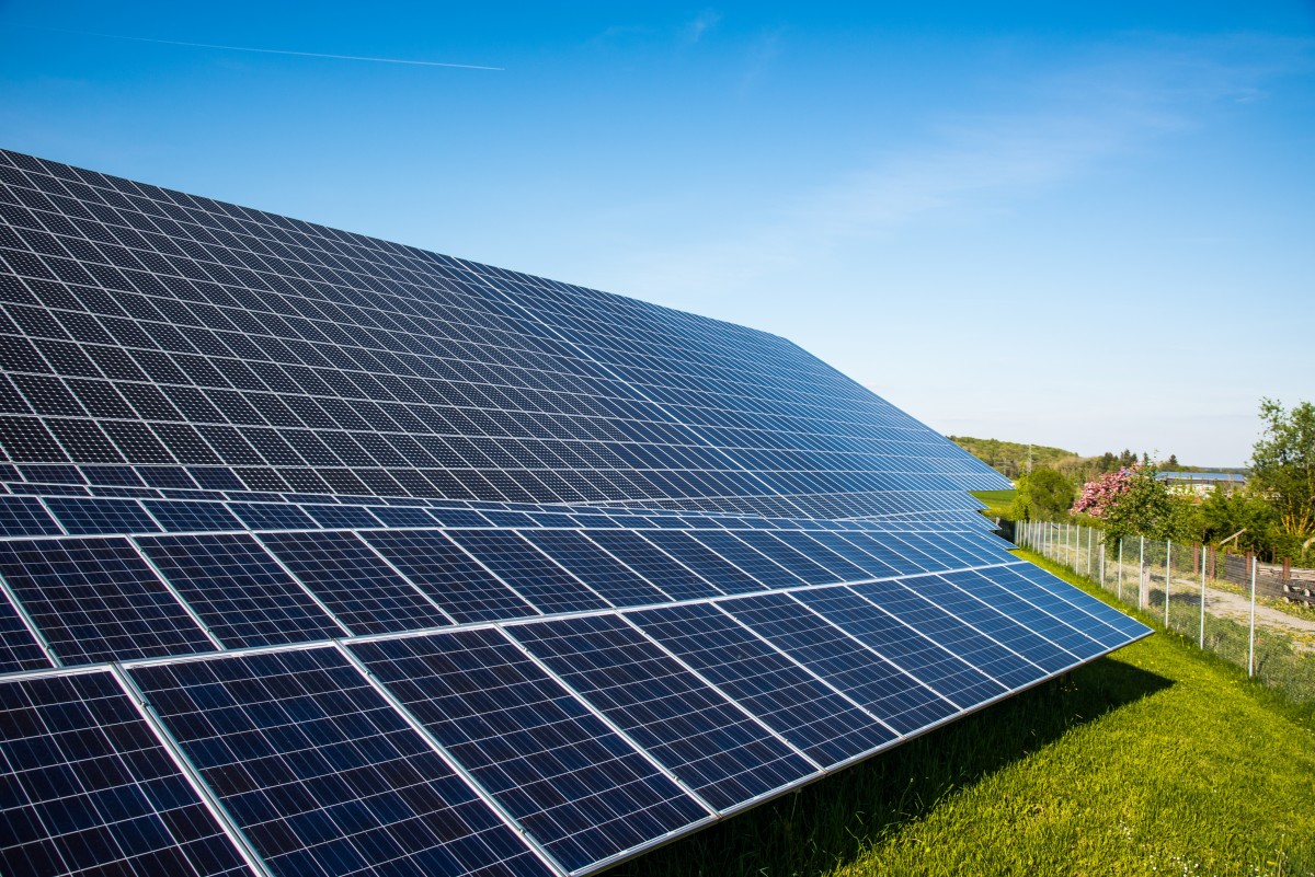 découvrez les multiples avantages de l'installation photovoltaïque : économies sur vos factures d'électricité, valorisation de votre propriété, contributions à la protection de l'environnement et autonomie énergétique. transformez votre toit en source de revenus durables grâce à l'énergie solaire.