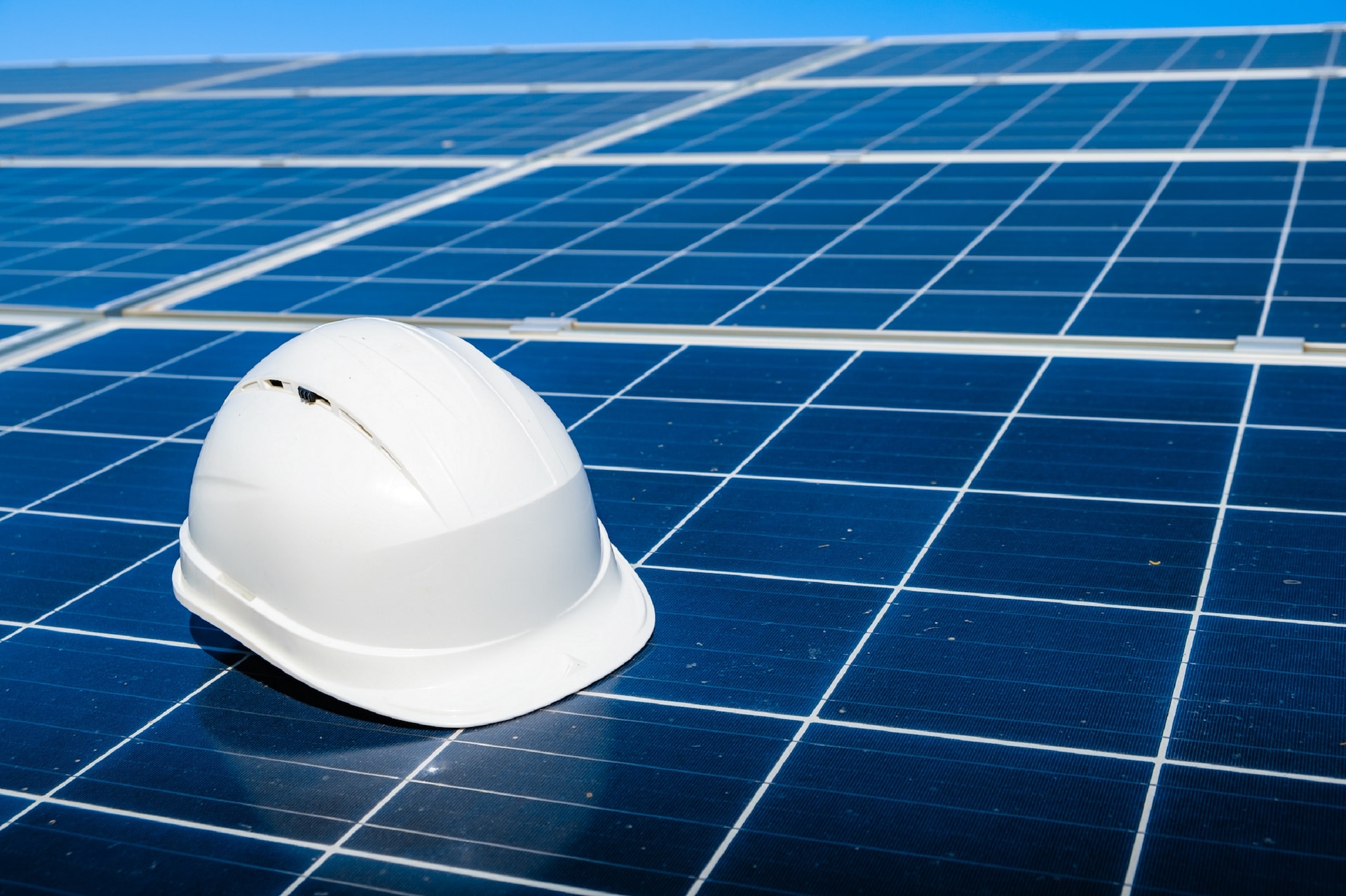 découvrez les avantages des panneaux photovoltaïques pour les entreprises : réduction des coûts énergétiques, impact environnemental positif, valorisation de l'image de marque, et solutions durables pour un avenir énergétique responsable.