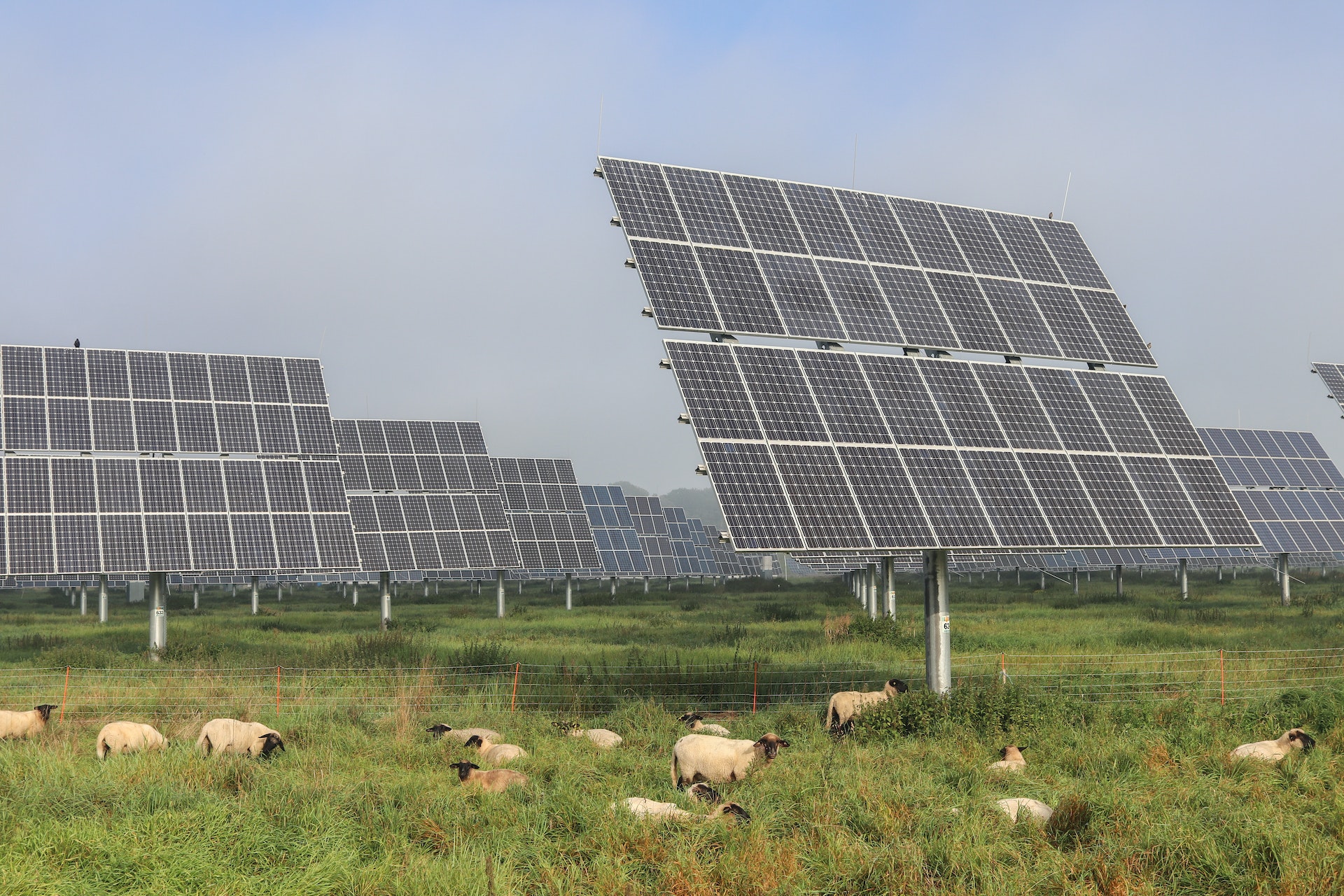 découvrez les nombreux avantages des panneaux photovoltaïques en gironde : économies sur la facture d'électricité, respect de l'environnement, valorisation de votre bien immobilier et aide financière à l'installation. optez pour une énergie renouvelable et durable dans le sud-ouest de la france.