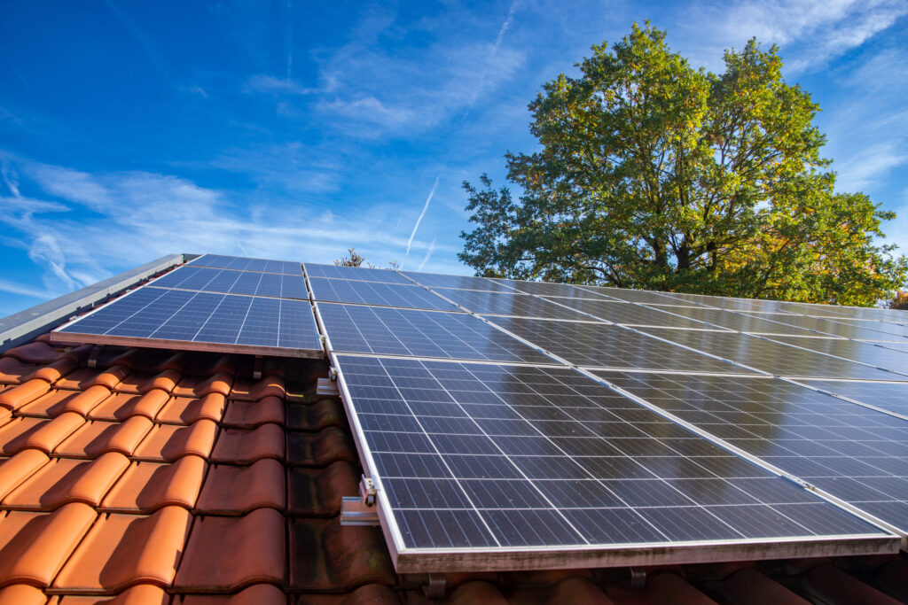 découvrez les principaux avantages des panneaux solaires : réduction des factures d'électricité, contribution à la protection de l'environnement, valorisation de votre propriété, et indépendance énergétique. adoptez une énergie verte et durable dès aujourd'hui !